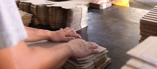 imagen pessoa empilhando pedaços de papelão